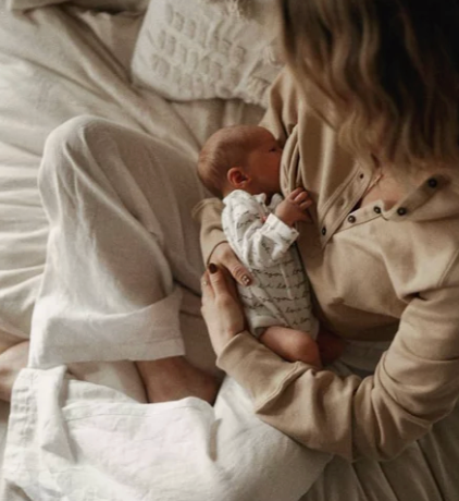 Jeune maman allaitant paisiblement son bébé