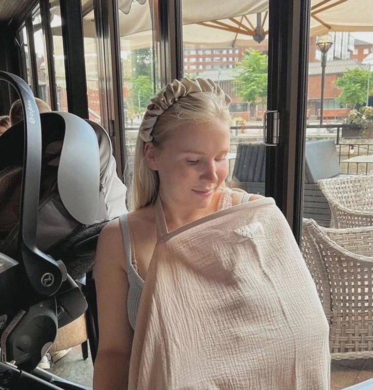 Femme allaitant son bébé au restaurant