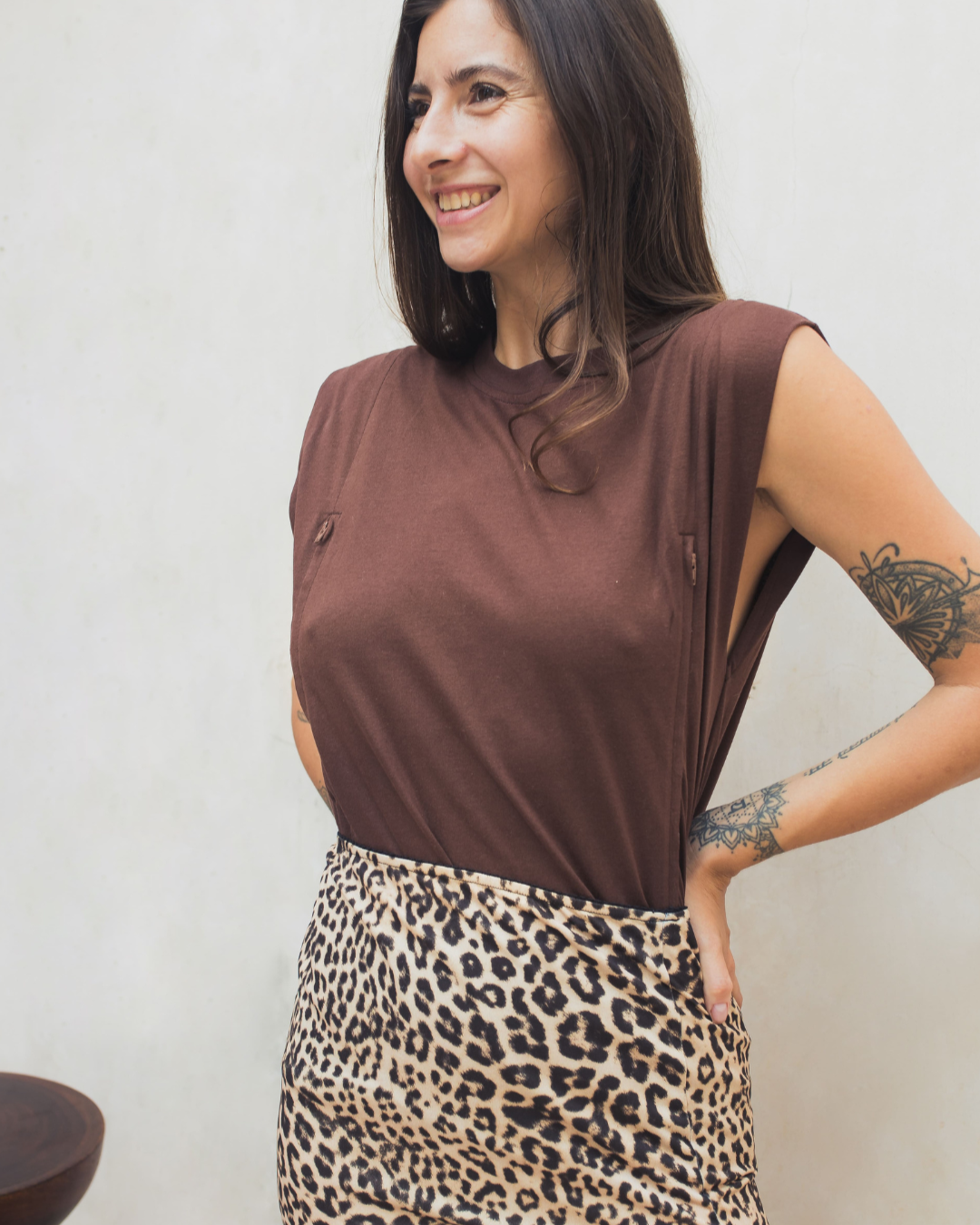 Photographie d'une femme portant un t-shirt d'allaitement
