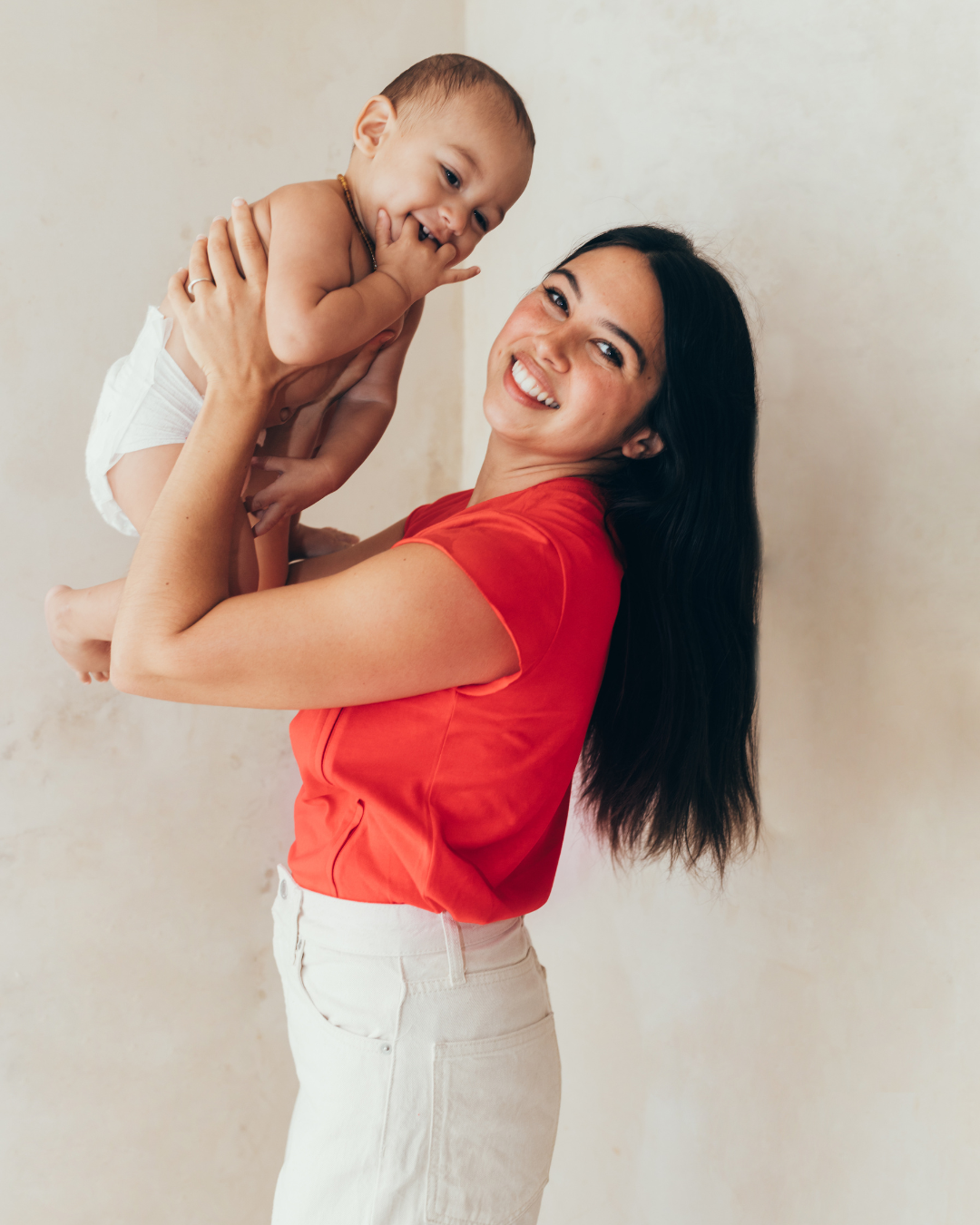 Photographie d'une mère tenant son enfant.