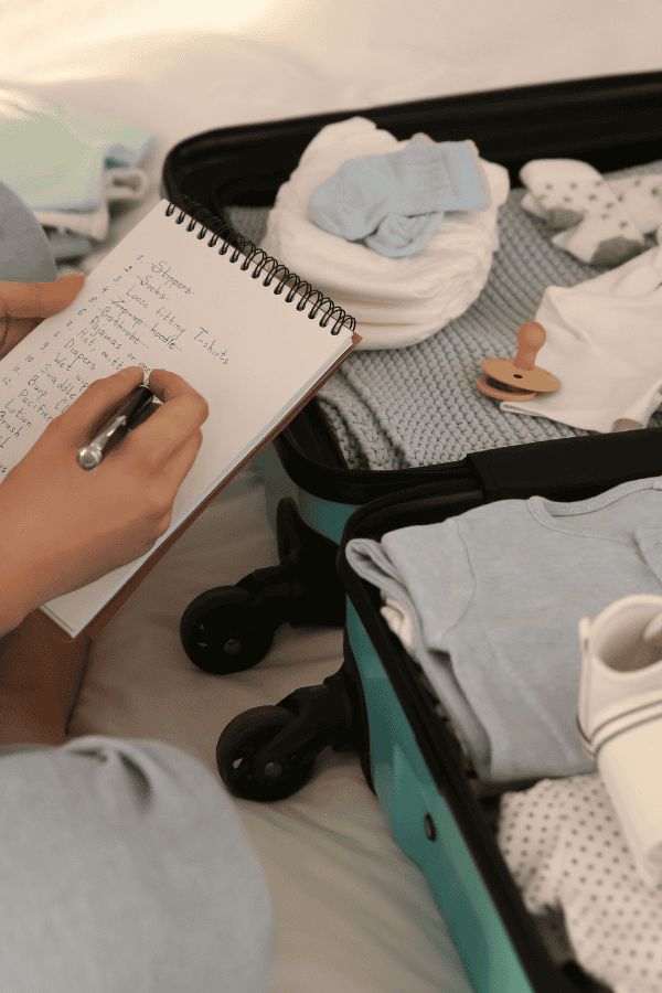Que mettre dans sa valise de maternité : la checklist complète