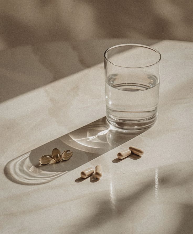 Verre d'eau avec des compléments alimentaires