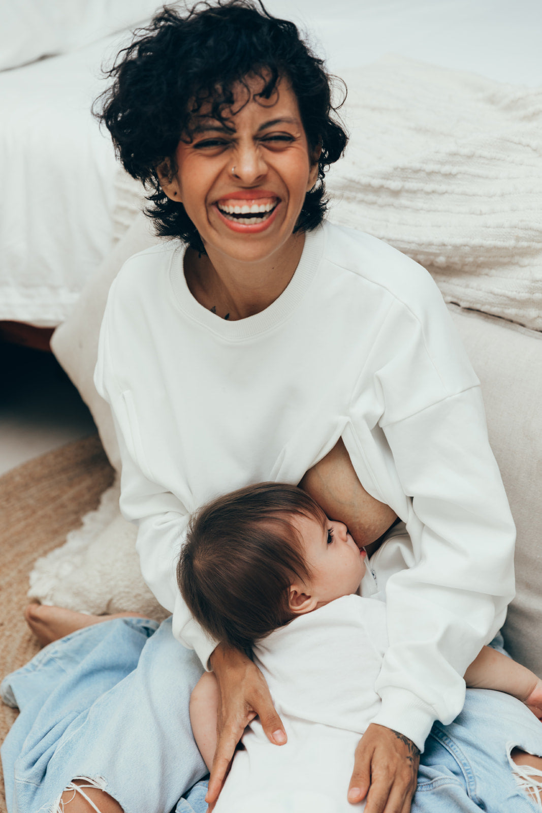 Mannequin 23 Mai Paris allaitant son bébé à l'aide du sweat MAMMA