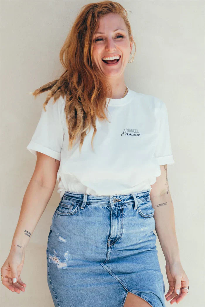 femme avec t-shirt blanc 