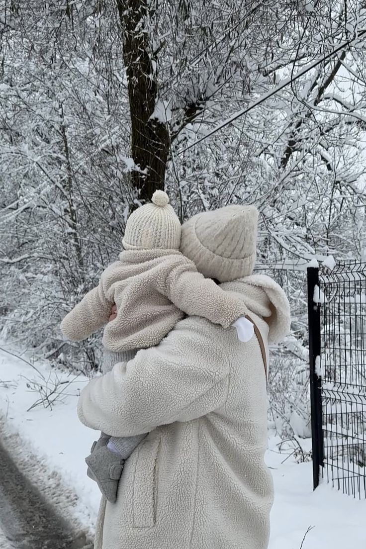 Maman et bébé en hiver dans la neige