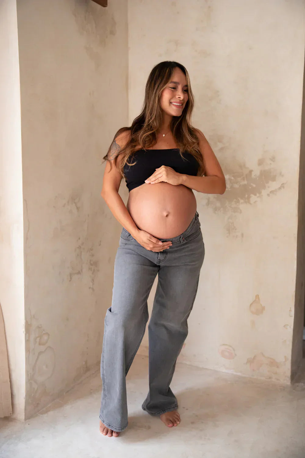 woman wearing gray maternity jeans 