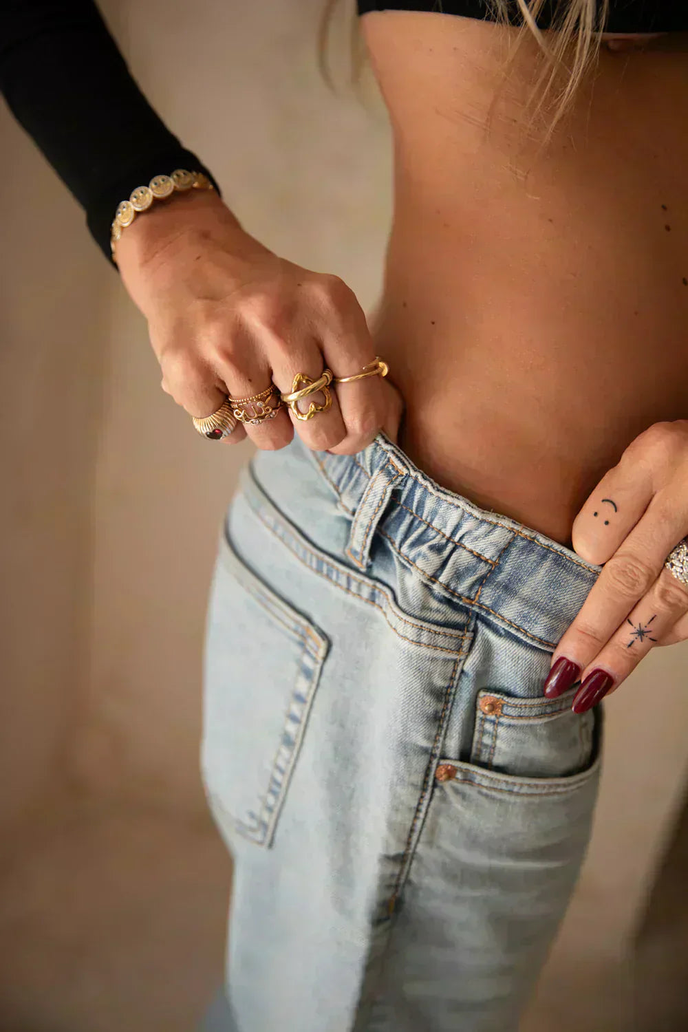 Femme enceinte réglant son jean de maternité 23 Mai Paris