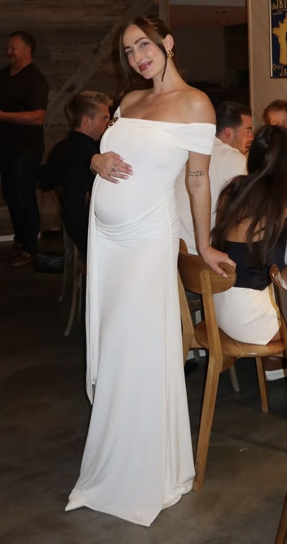 Elegantes weißes Stillkleid für einen festlichen Anlass 