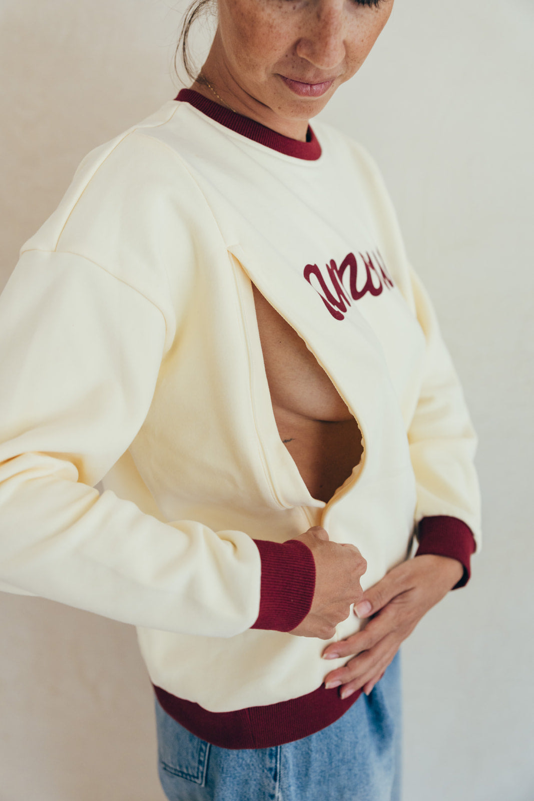 Gros plan sur le zip d'allaitement du sweat-shirt bicolore Amour 23 Mai Paris, mettant en valeur l'accès allaitement discret.