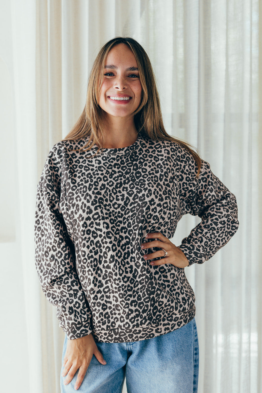 Model wearing the Leo leopard-print nursing sweatshirt 23 Mai Paris, in a natural pose, viewed from the front.