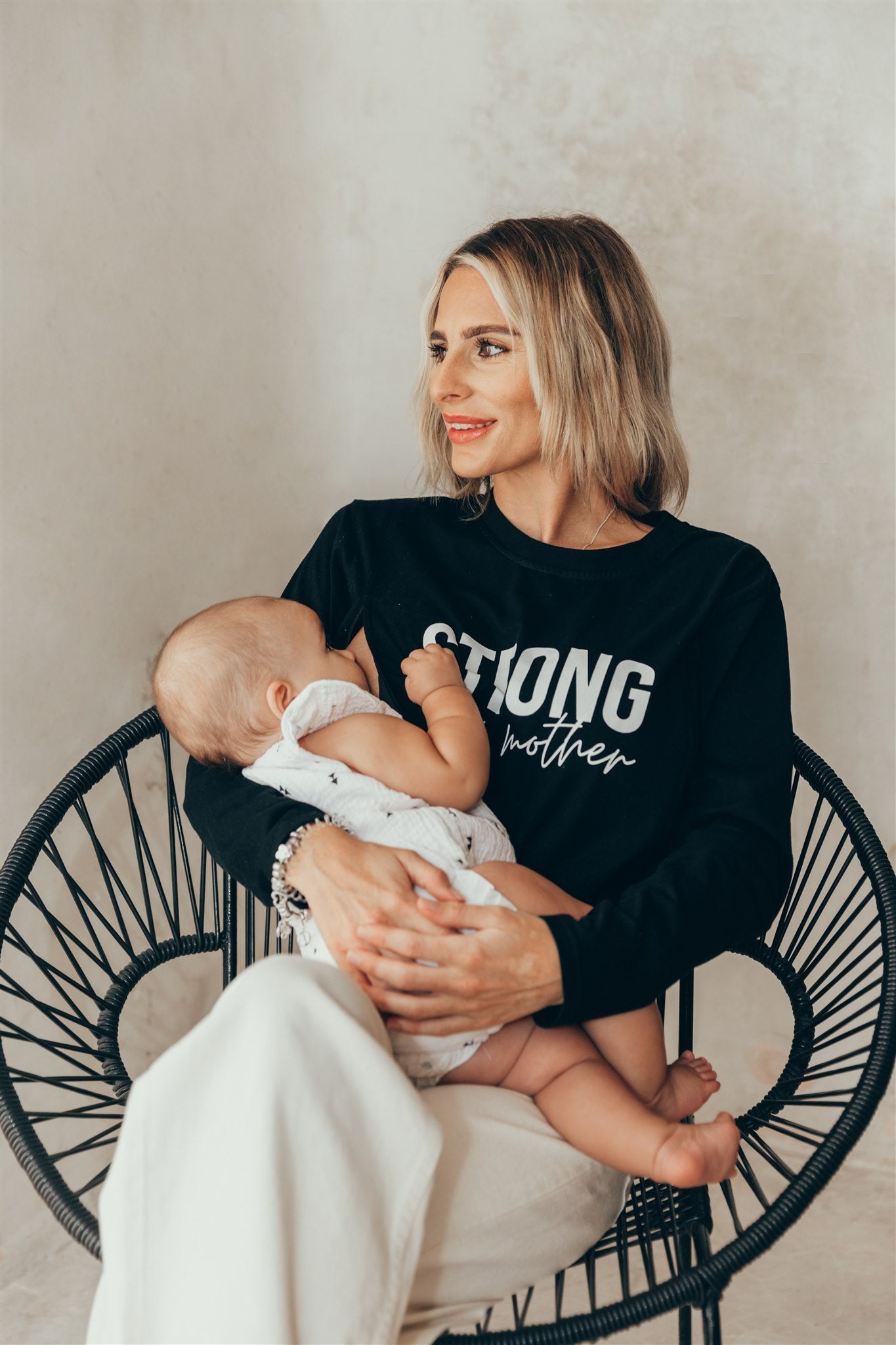 Breastfeeding t-shirt STRONG black long sleeves