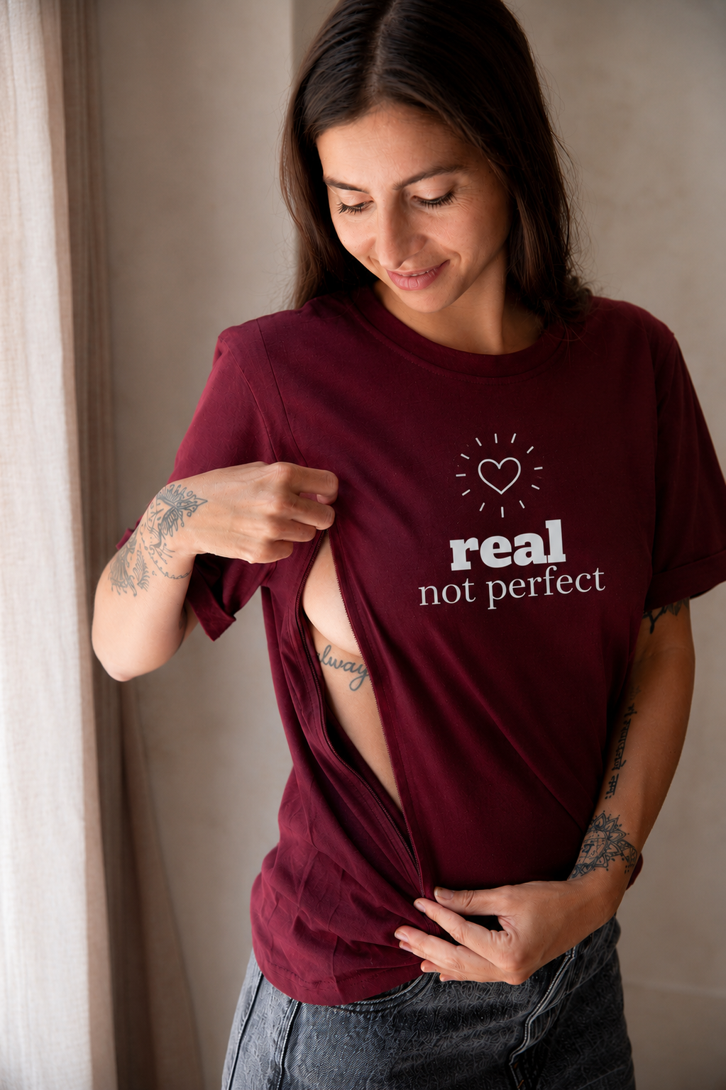T-shirt d'allaitement bordeaux "REAL NOT PERFECT" avec ouverture