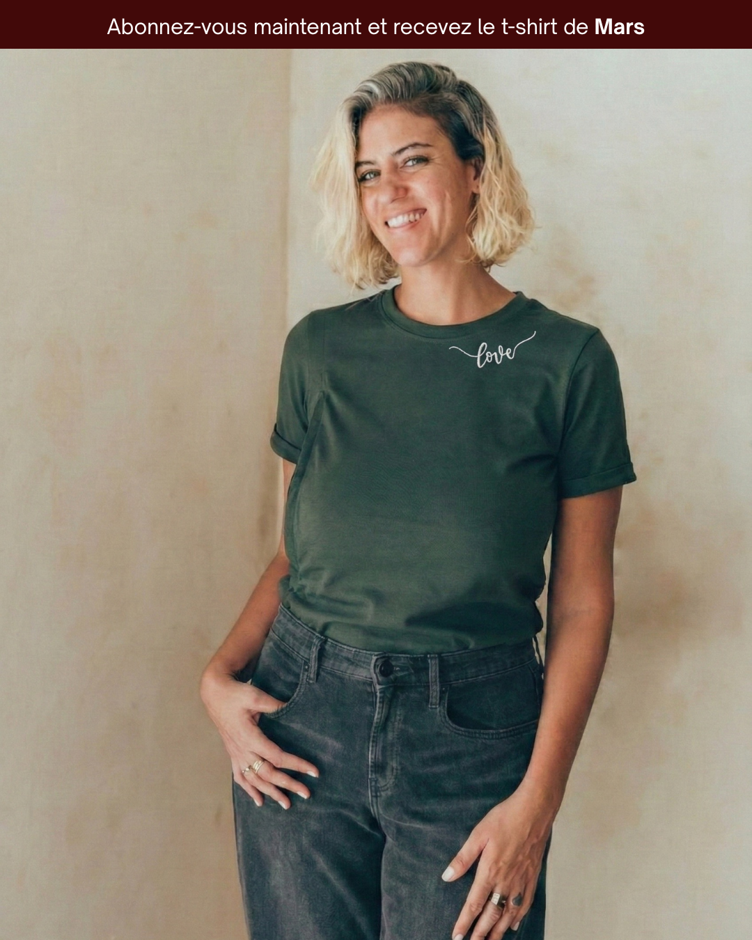 Abo für bestickte Still-T-Shirts, getragen von einer Frau mit „Love“-Stickerei