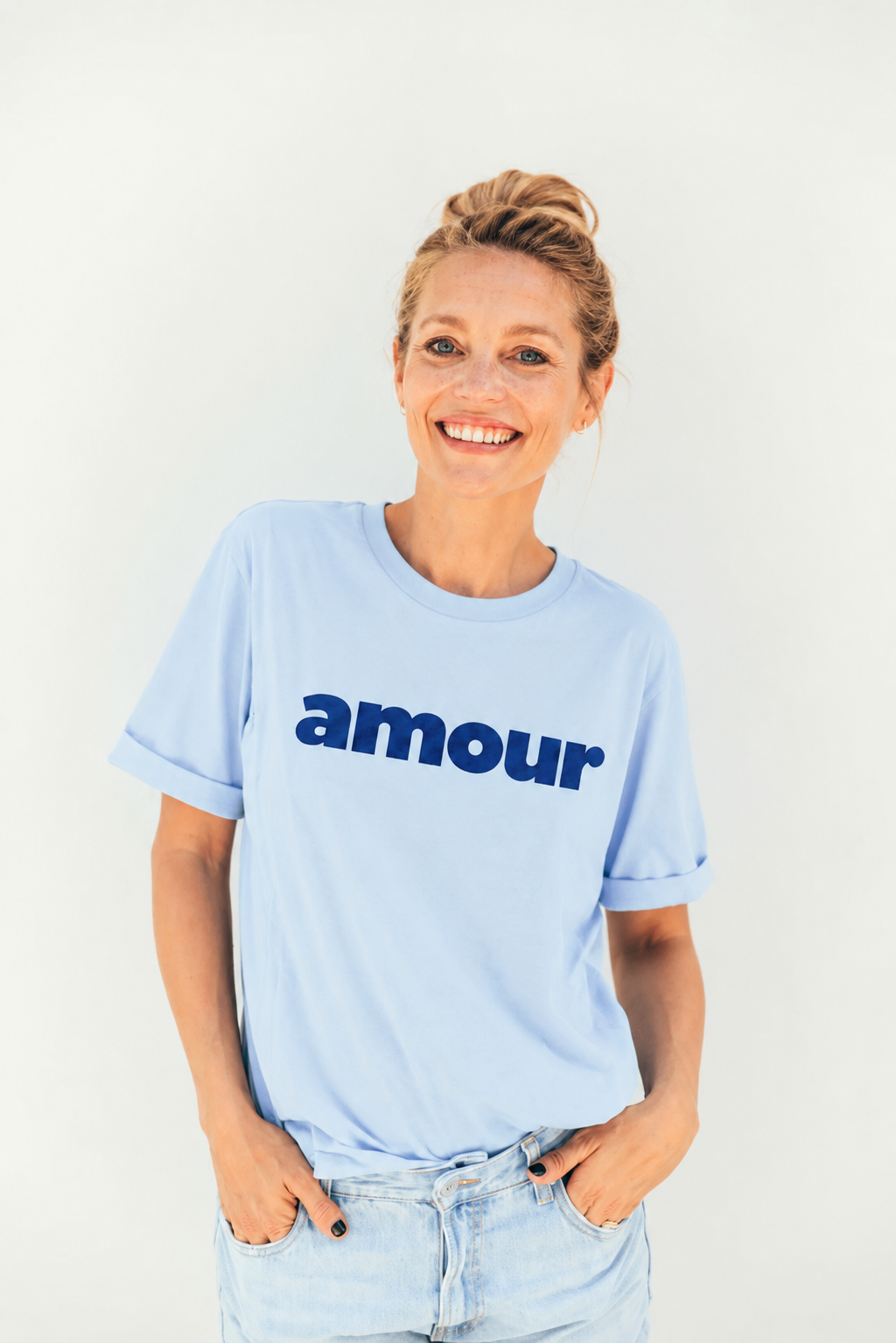 T-shirt d’allaitement bleu avec inscription “AMOUR” de face