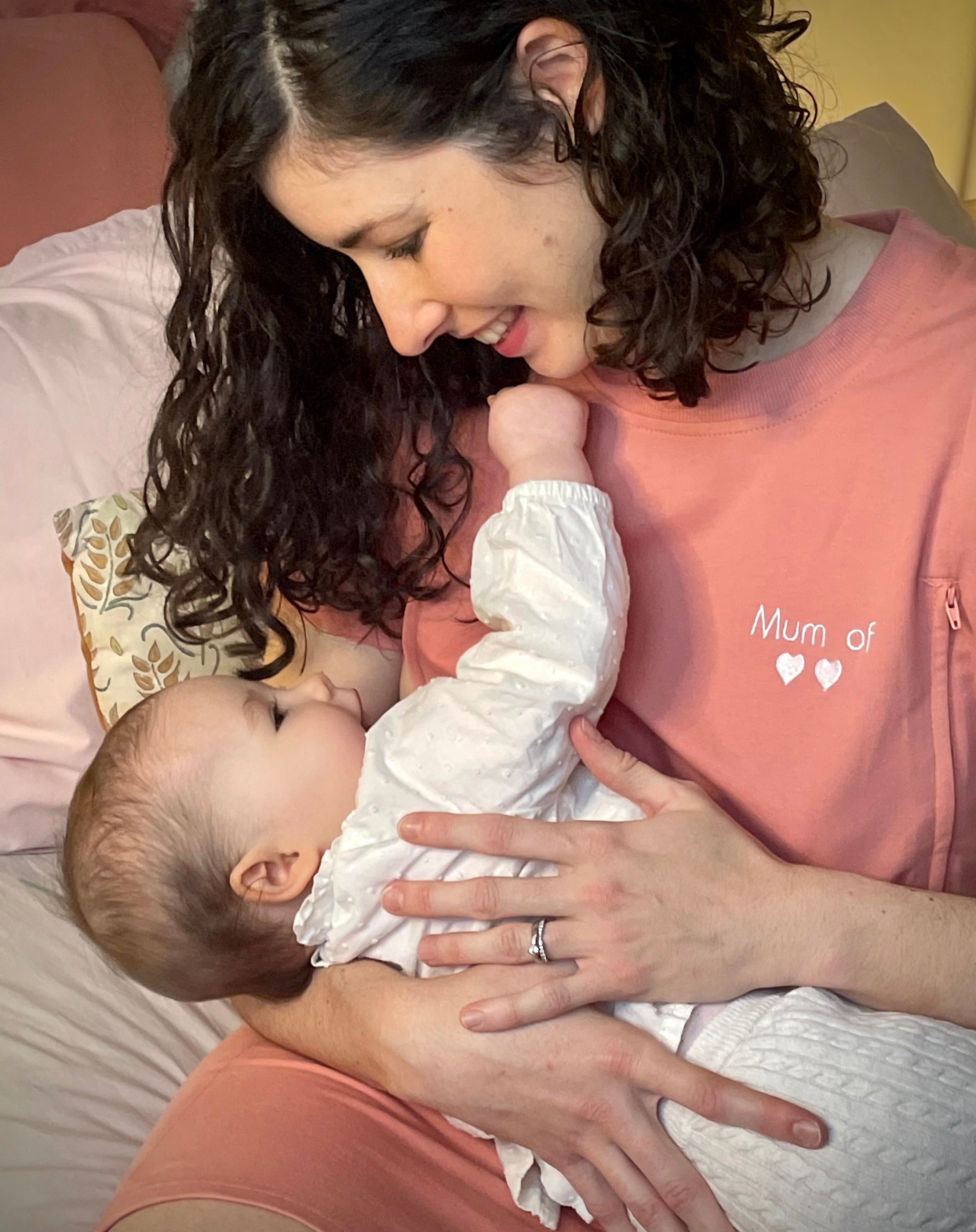 Breastfeeding nightdress pink with side zips and customizable with hearts according to the number of children. 