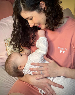 Chemise de nuit d'allaitement rose avec zips d'ouvertures latérales et personnalisable avec des coeurs en fonction du nombre d'enfants. 