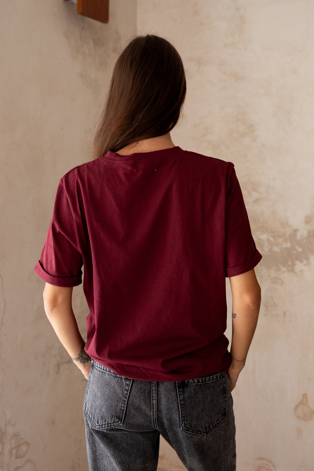 T-shirt d'allaitement bordeaux "REAL NOT PERFECT" de dos