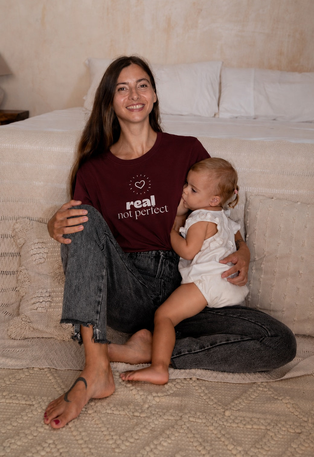 T-shirt d'allaitement bordeaux "REAL NOT PERFECT" avec allaitement