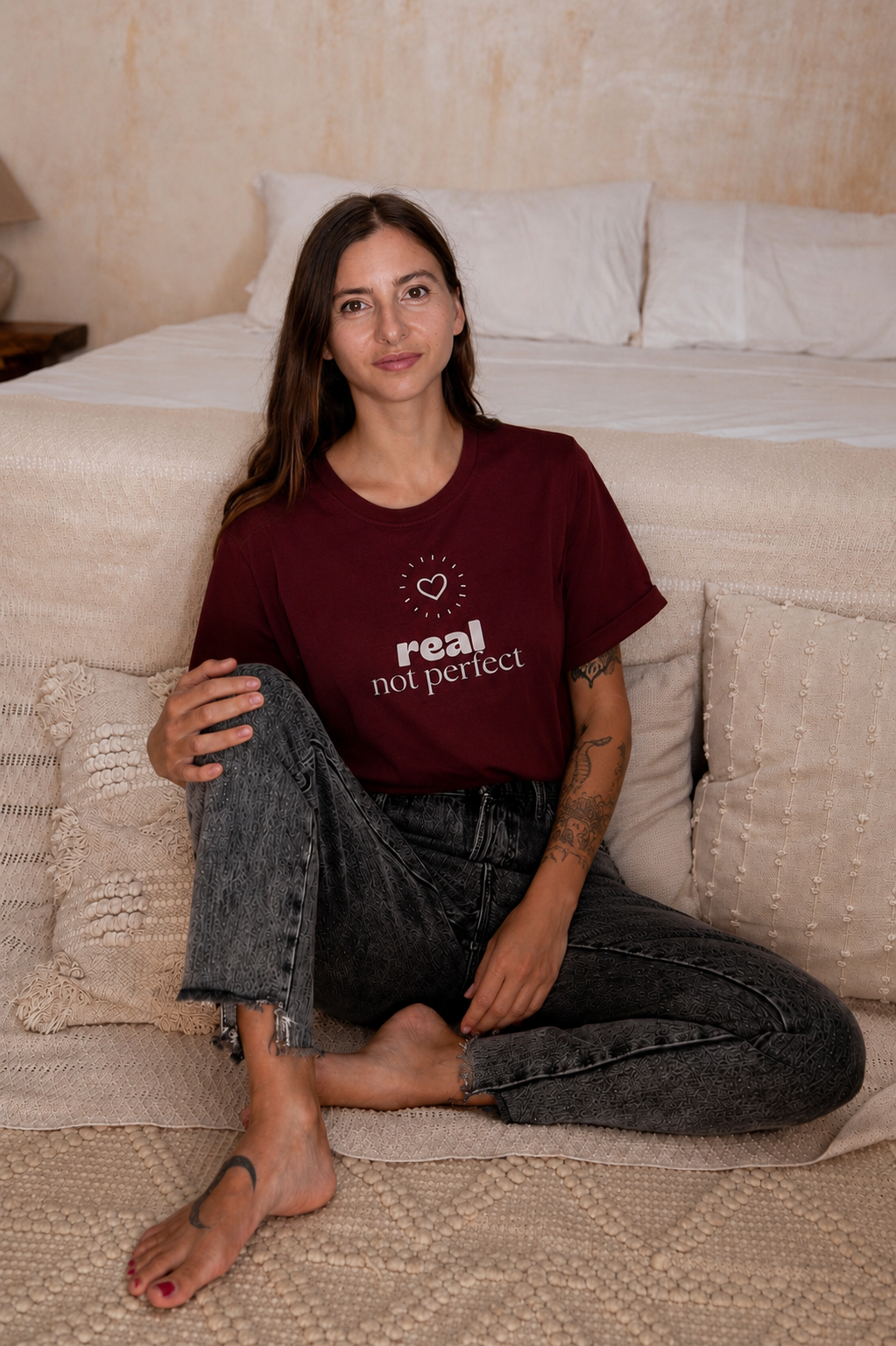 T-shirt d'allaitement bordeaux "REAL NOT PERFECT" de face 