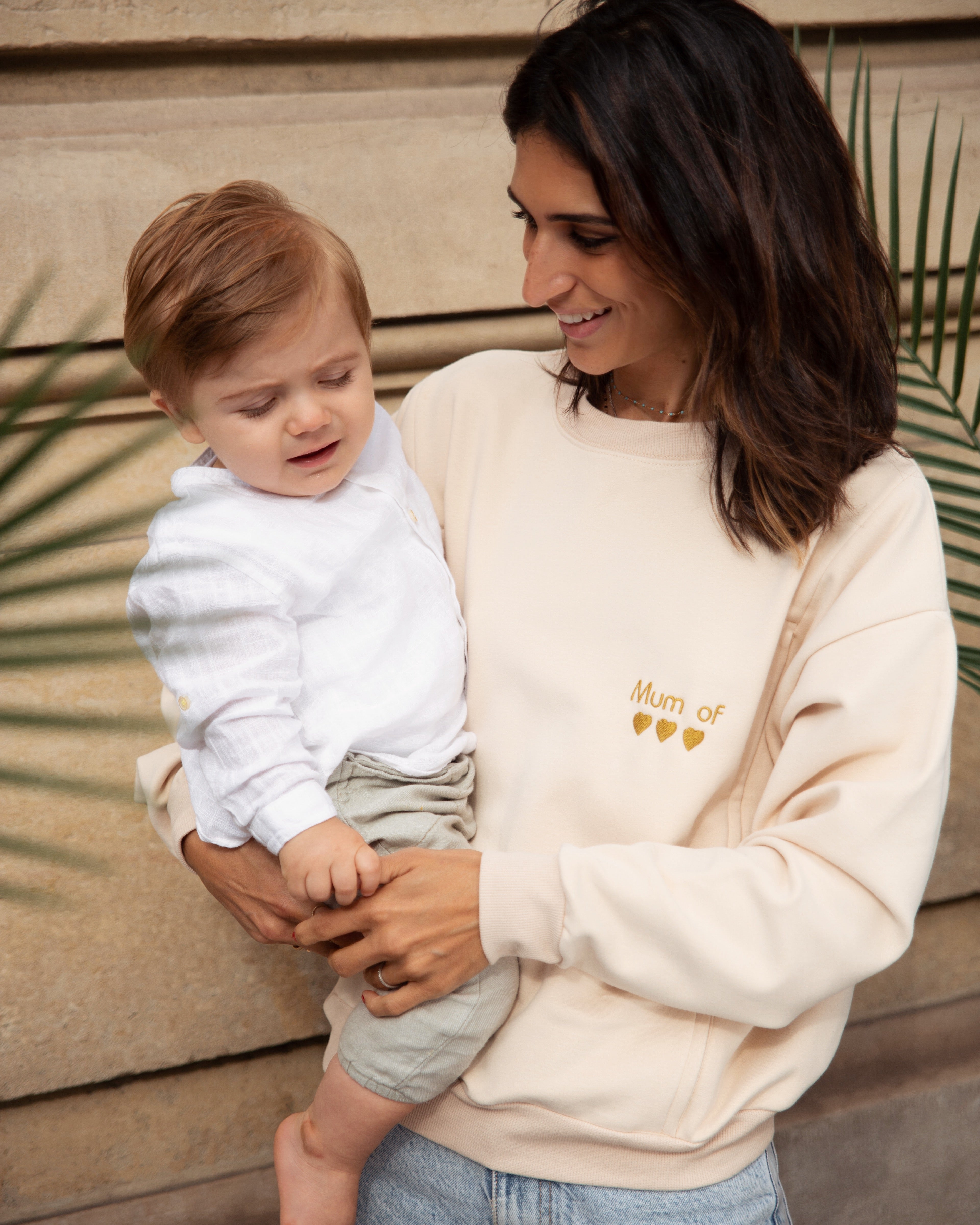 Sweat d'allaitement kaki avec zips d'ouvertures latérales et personnalisable avec des coeurs en fonction du nombre d'enfants. 