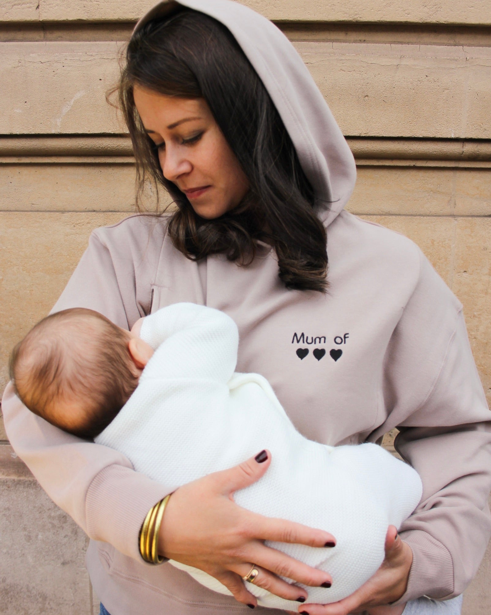 Pull d'allaitement à capuche taupe avec zips d'ouvertures latérales et personnalisable avec des coeurs en fonction du nombre d'enfants. 