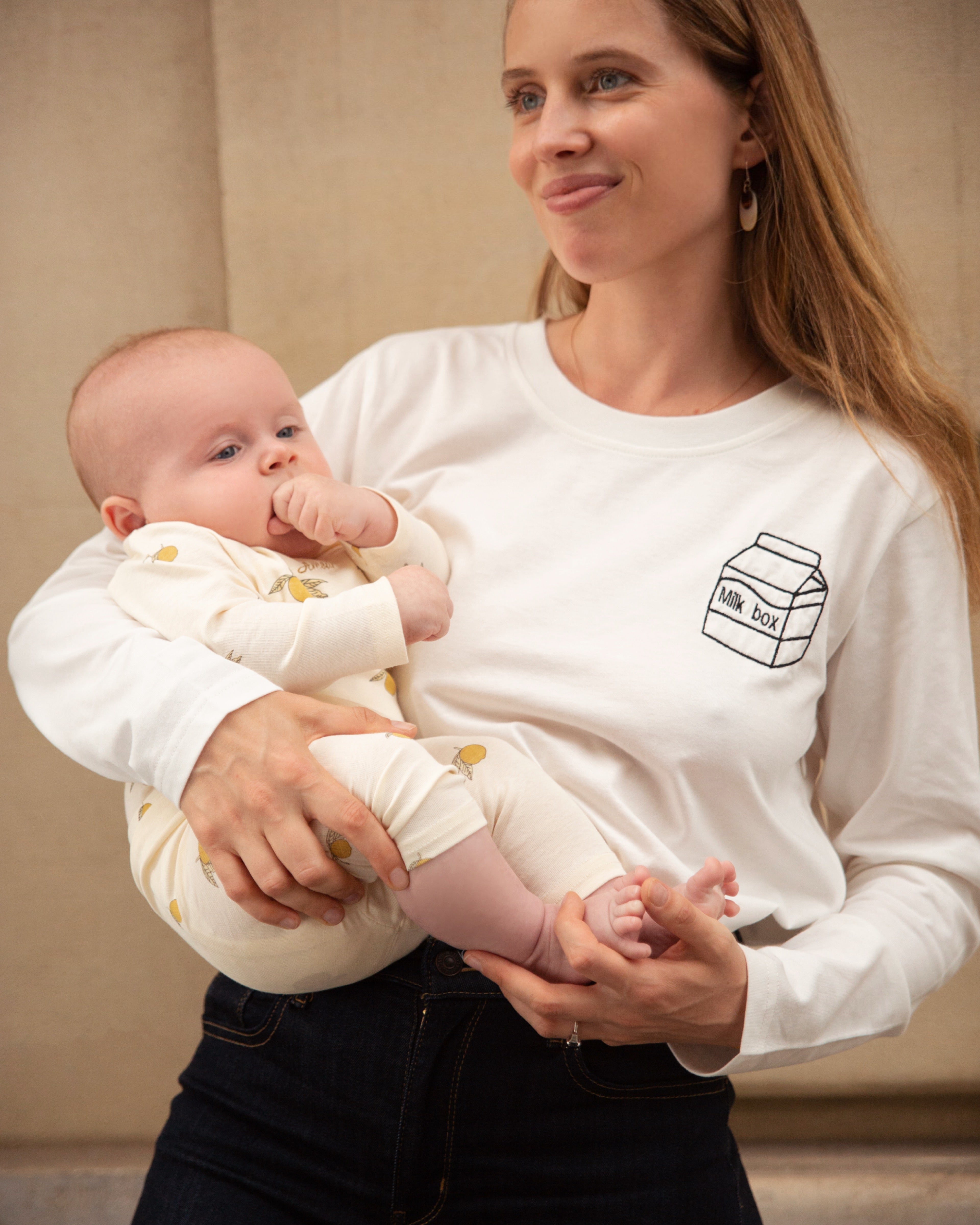Weißes Langarm-Still-T-Shirt