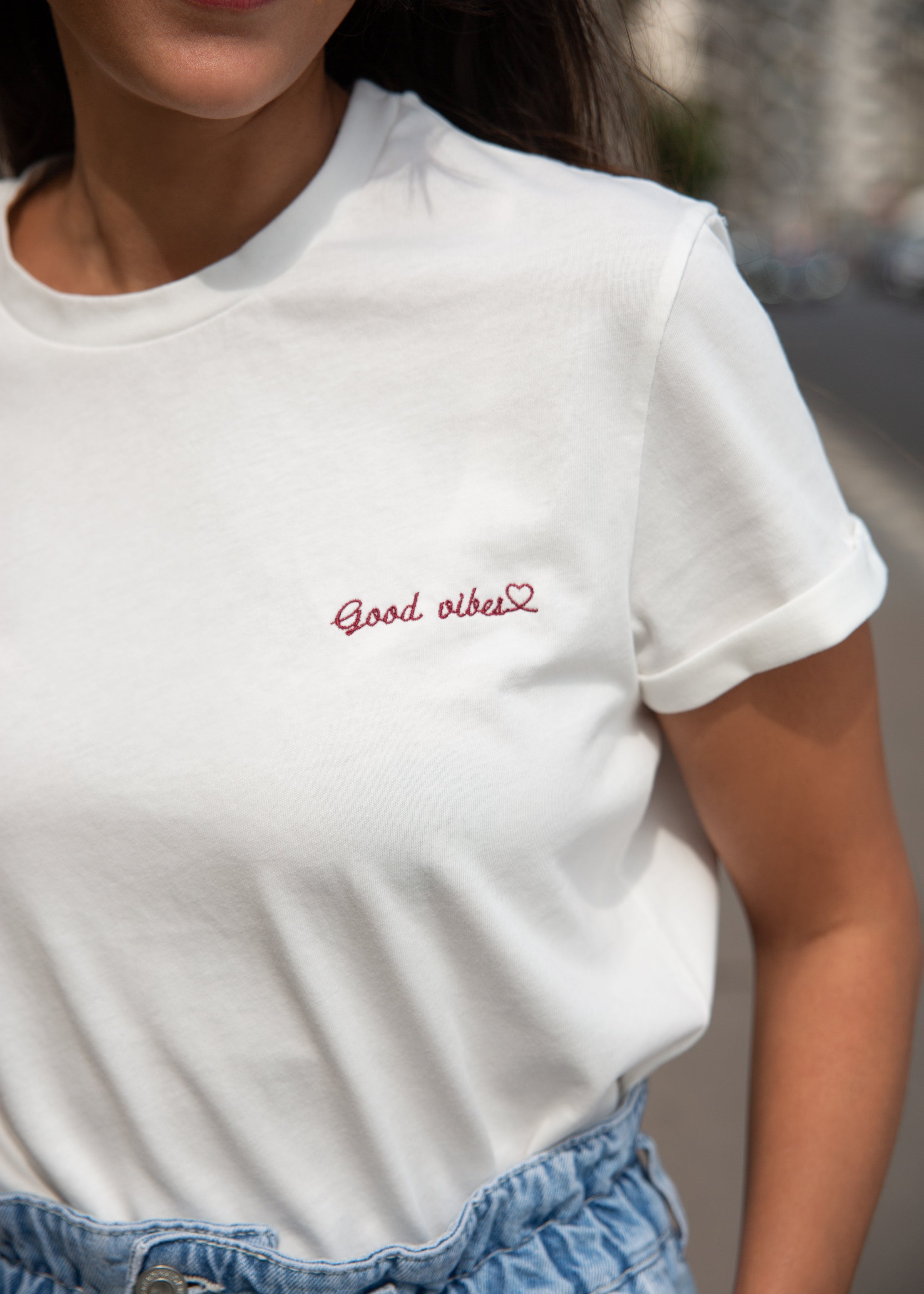 T-shirt d'allaitement avec zips d'ouvertures latérales et personnalisable avec les mots de votre choix et un coeur à la fin.