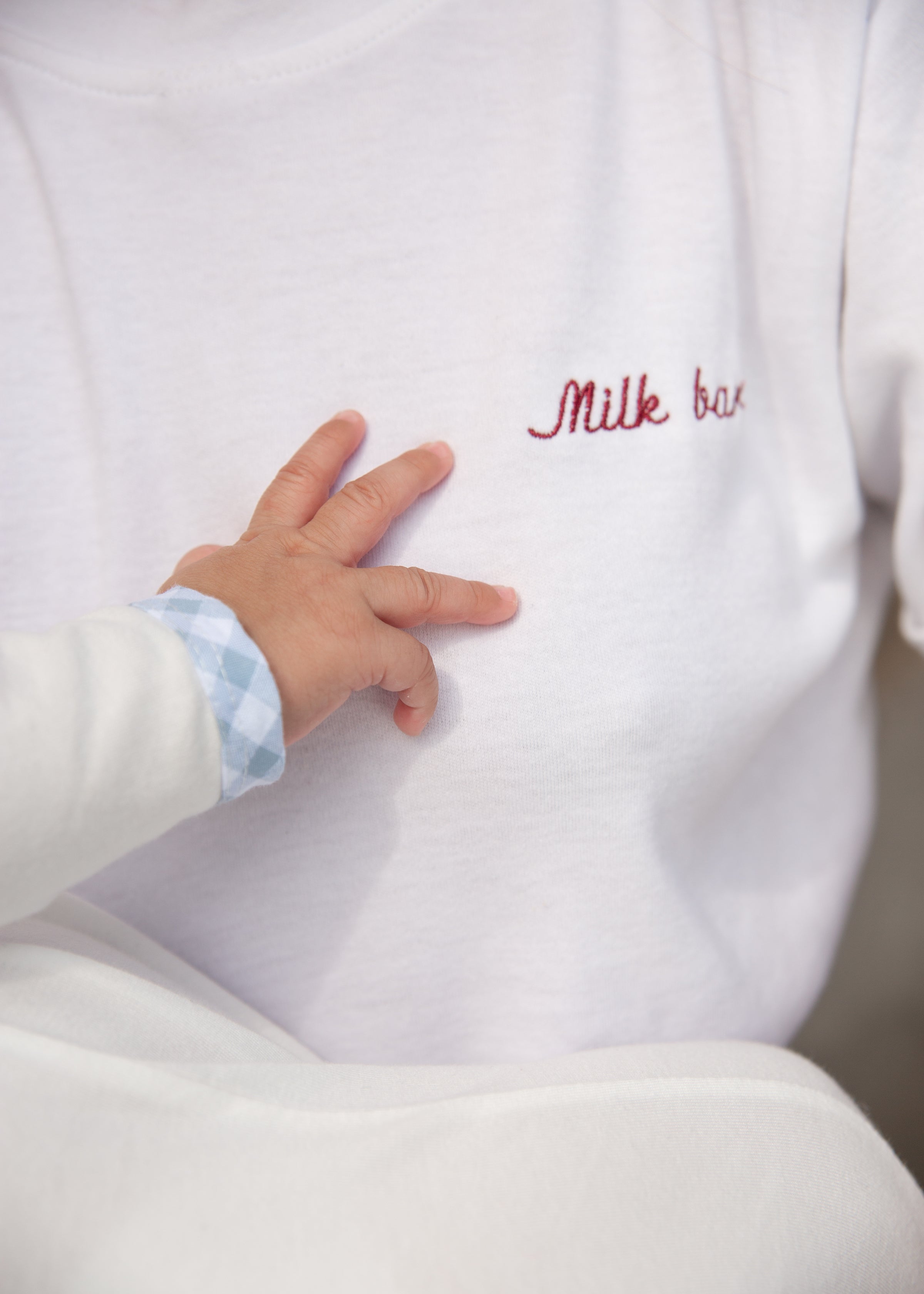 T-shirt d'allaitement avec zips d'ouvertures latérales et personnalisable avec les mots de votre choix et un coeur à la fin.