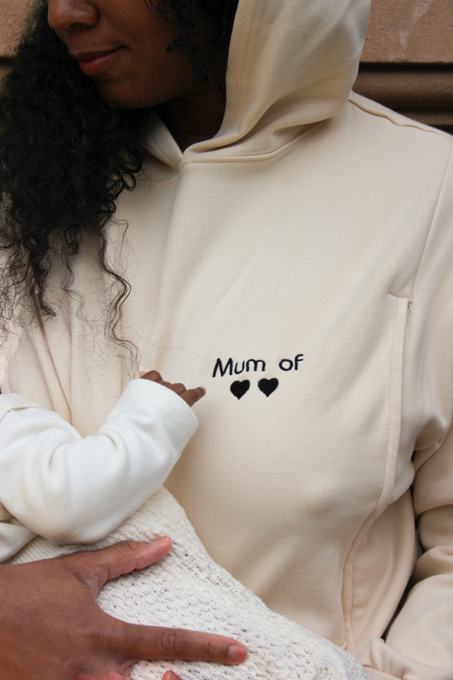 Pull à capuche d'allaitement écru avec zips d'ouvertures latérales et personnalisable avec des coeurs en fonction du nombre d'enfants. 