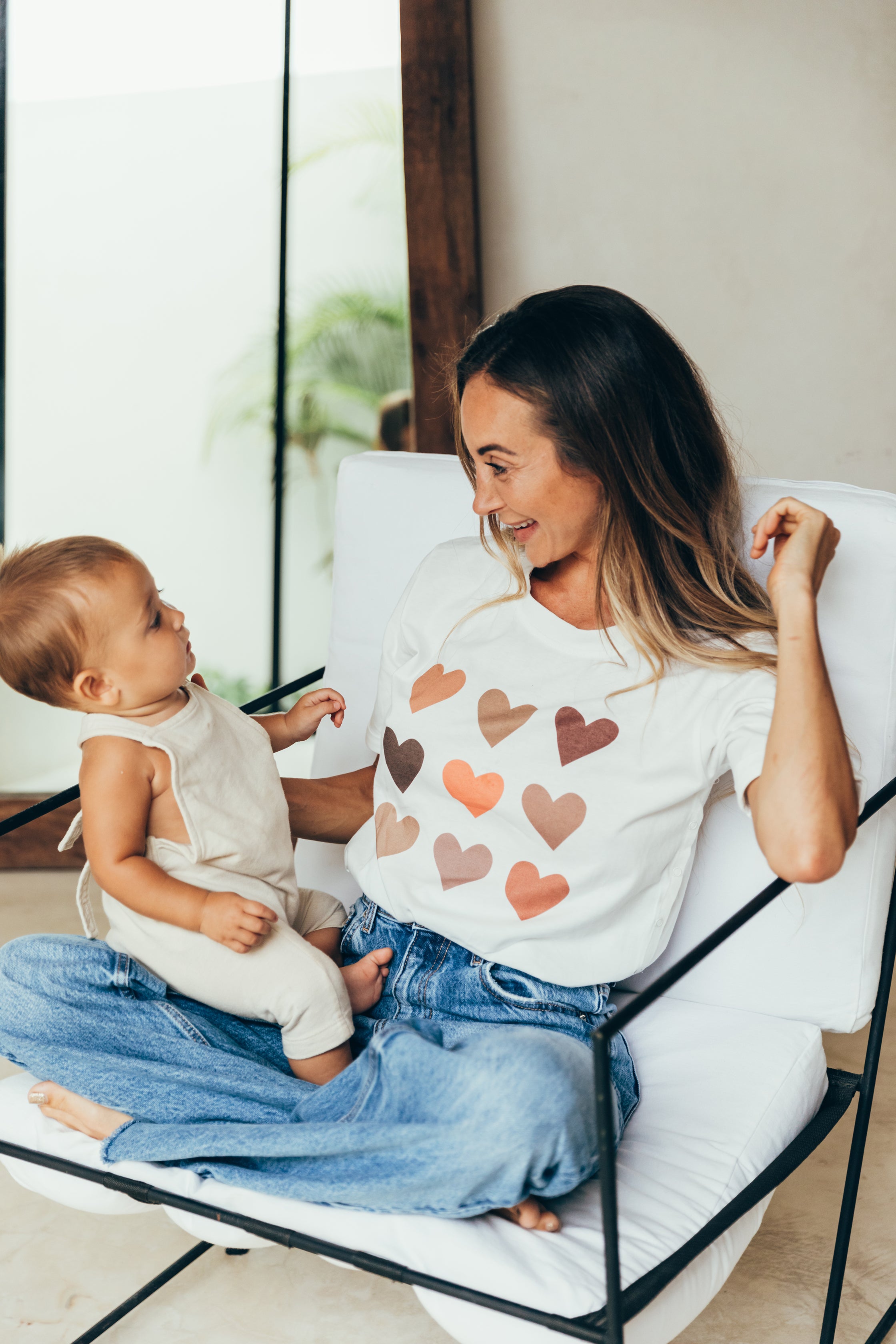 Breastfeeding t-shirt with multicolored hearts